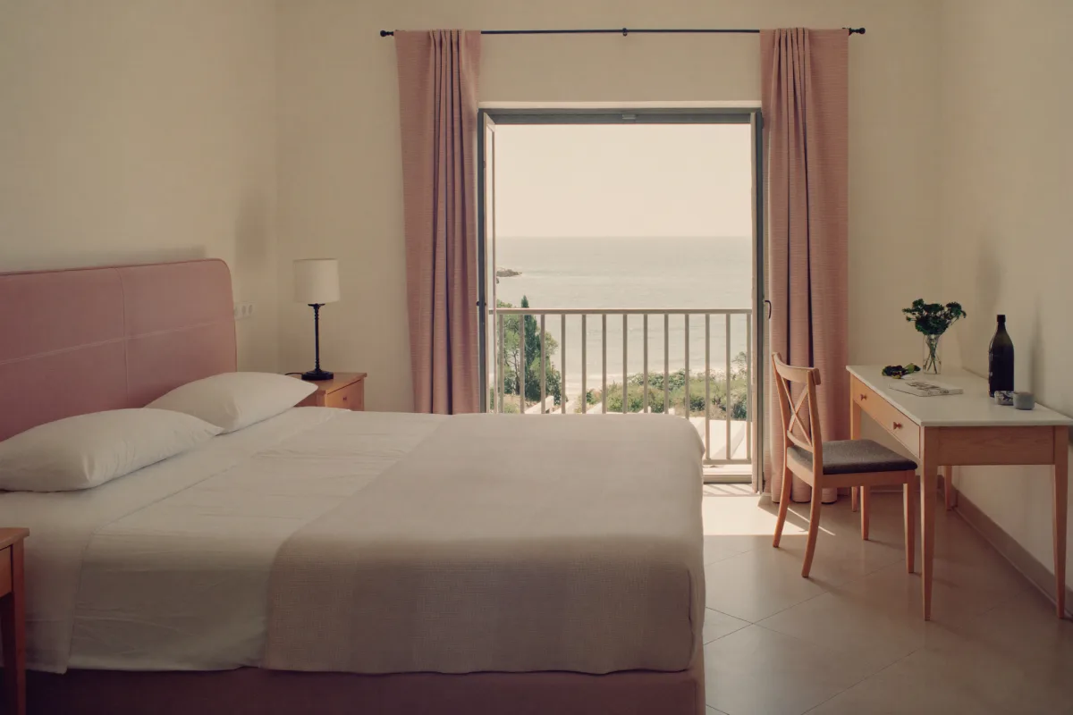 Chambre lumineuse destinée au logement d'un saisonnier en Corse