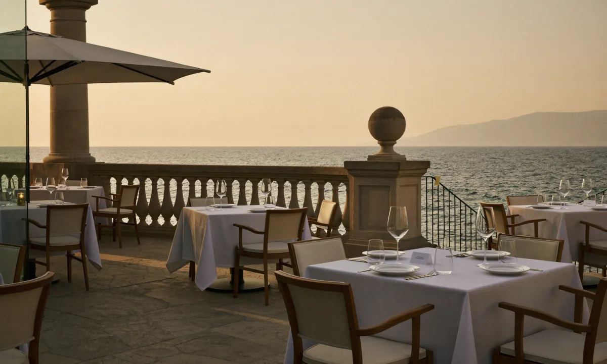 Terrasse de restaurant élégante face à la mer en Corse